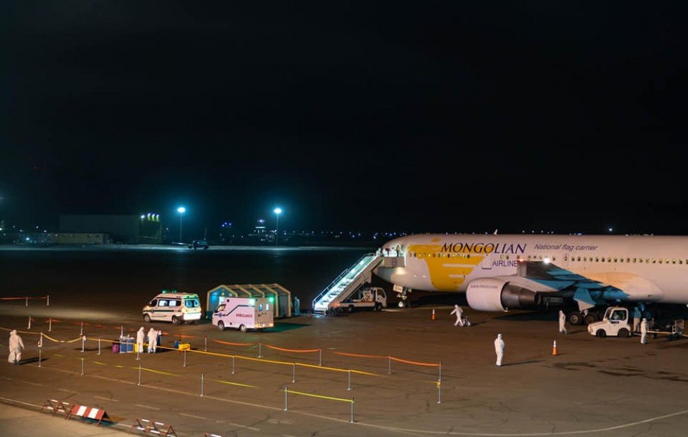 Тусгай нислэгээр 50 орчим тонн эм бэлдмэл тээвэрлэн авчирчээ