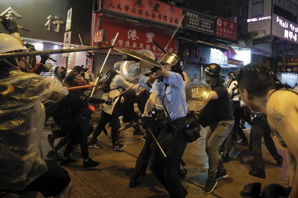 Хонконгийн цагдаа нар 200 гаруй жагсагчийг баривчиллаа