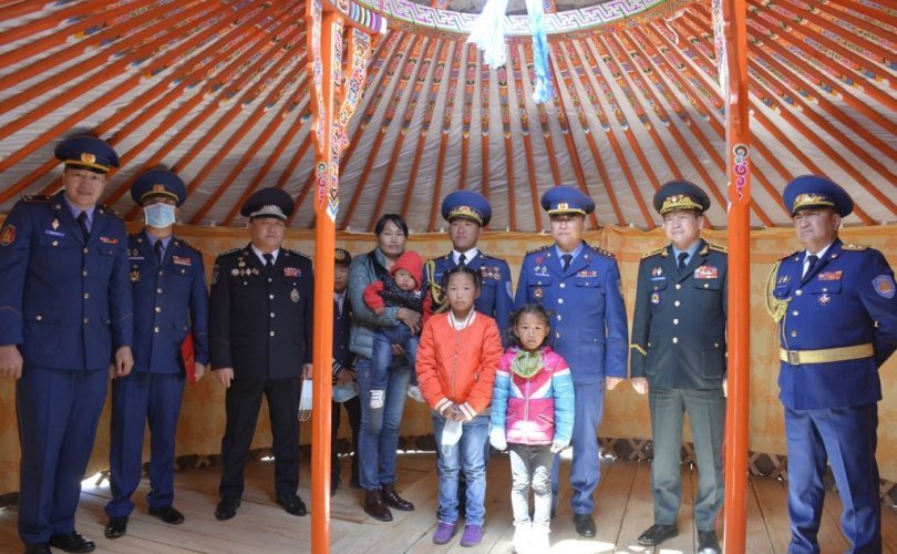 Энхийг сахиулагчид онцгой байдлын хоёр алба хаагчид гэр бэлэглэв