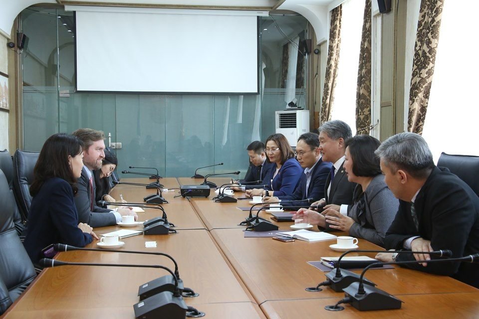 АЗИЙН САНГИЙН СУУРИН ТӨЛӨӨЛӨГЧИЙГ ХҮЛЭЭН АВЧ УУЛЗАВ