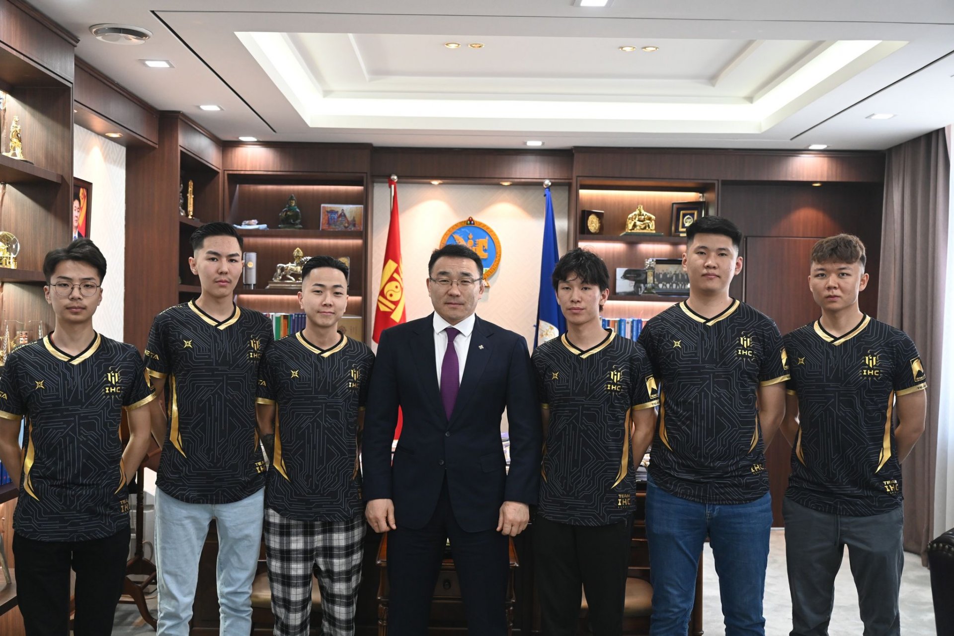 Хотын дарга “IHC Esports” багийнхантай уулзаж, тэмцээнд нь амжилт хүслэ