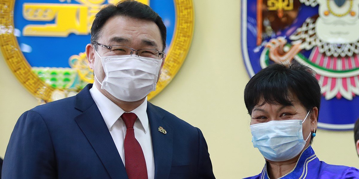 Зургаан сувилагчид түрээслээд өмчлөх орон сууцны батламж гардууллаа