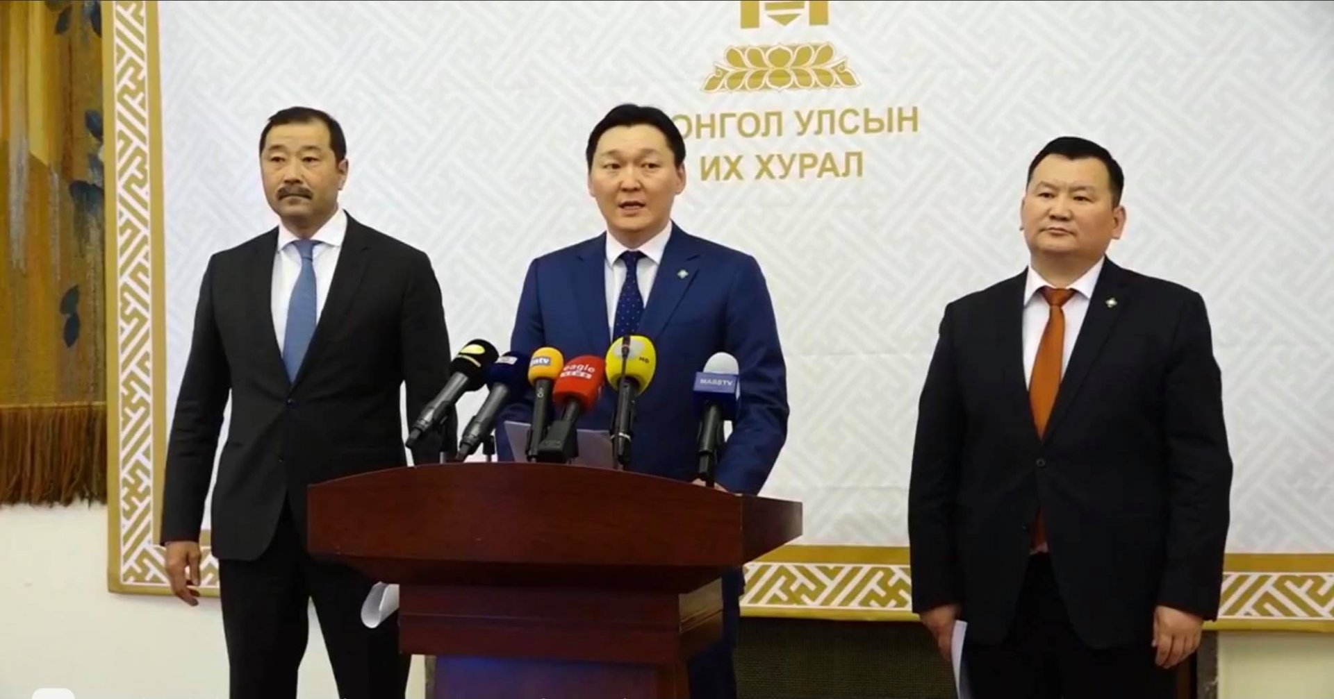 Нийслэлийн 97-р сургуулийн гурван давхраас тус сургуулийн монгол хэл, бичгийн багш нас барсан хэрэг өчигдөр гарсан юм