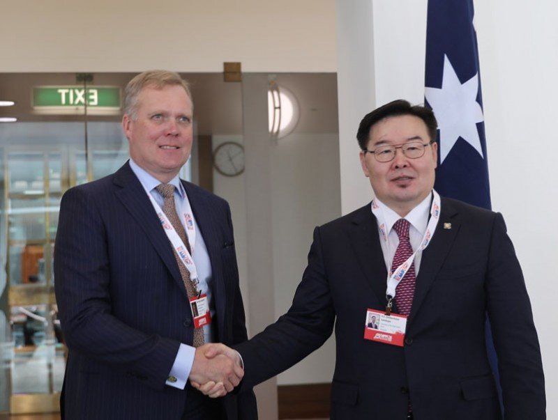 Австралийн сенатч Монгол Улсыг “өргөсөн дундах цэцэг”-тэй зүйрлэв