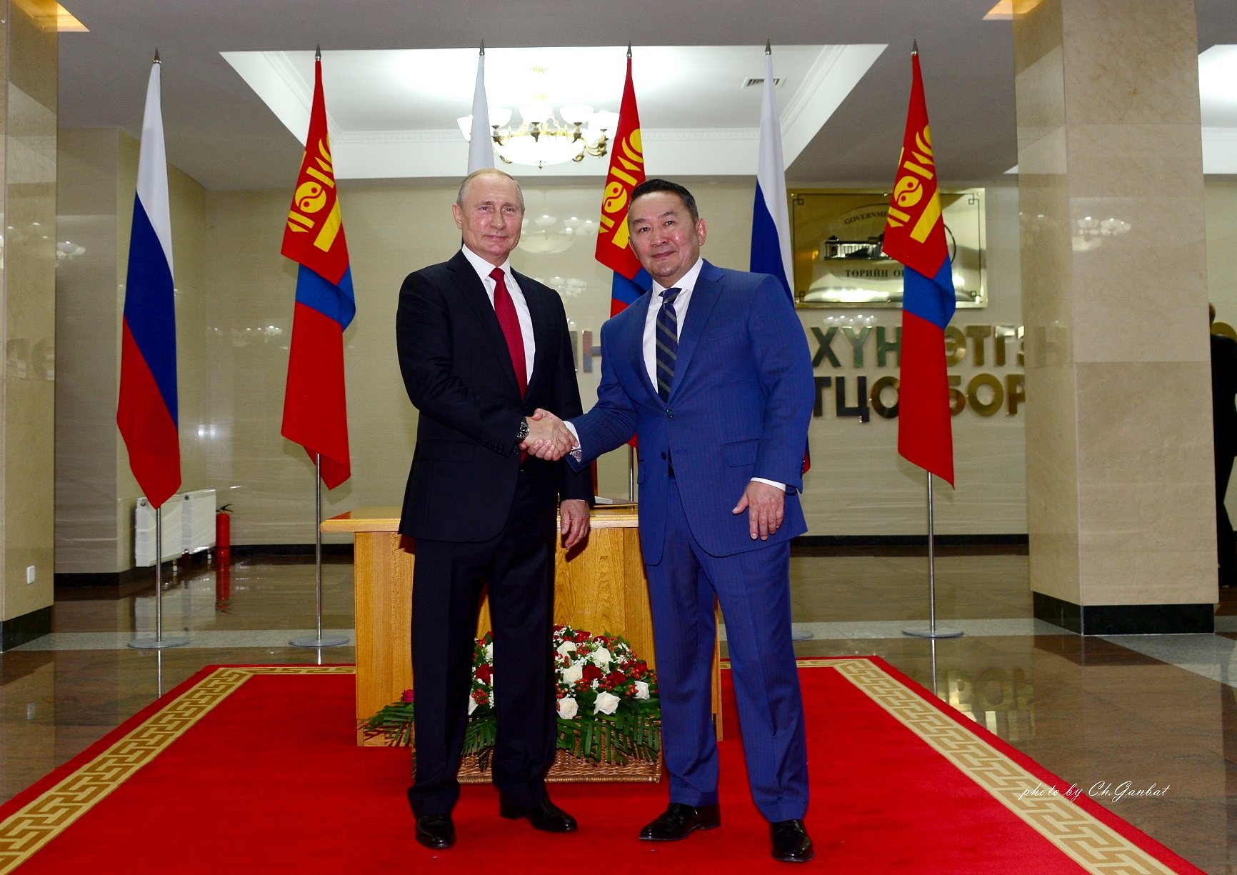 ОХУ-ын Ерөнхийлөгч В.В.Путин хүндэт зочны дэвтэрт гарын үсэг зурж, дурсгалын зураг татууллаа