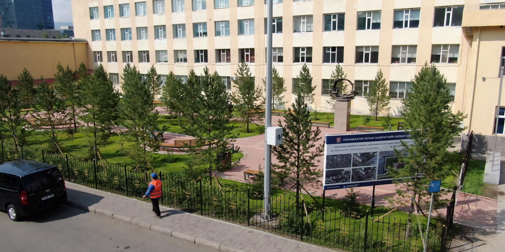 АШУҮИС-ийн гадна талбайд бичил цэцэрлэгт хүрээлэн байгуулав