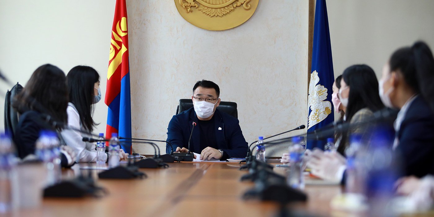 Хотын дарга хүүхдүүдийн төлөөлөлтэй уулзаж, Хүүхдийн элч нар үнэмлэхээ гардлаа