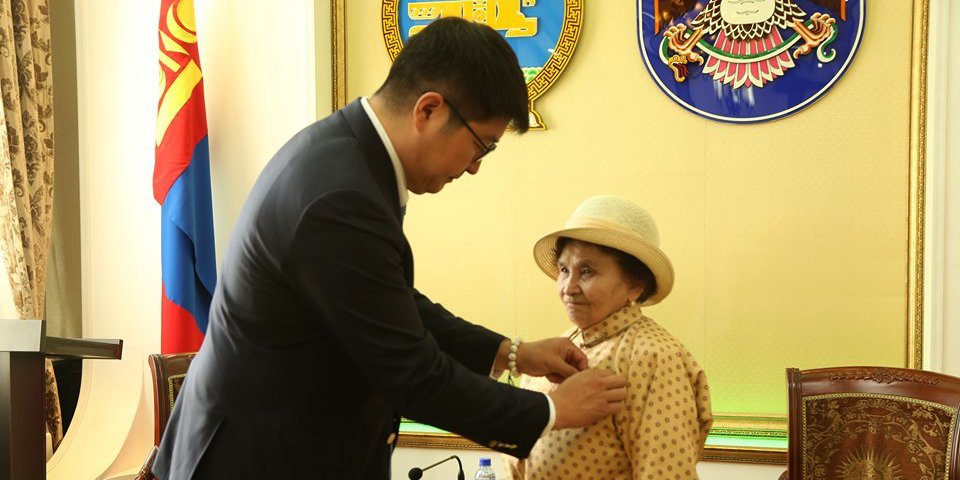 Иргэн Д.Зинаг Улаанбаатар хотын “ХҮНДЭТ ТЭМДЭГ”-ээр шагналаа