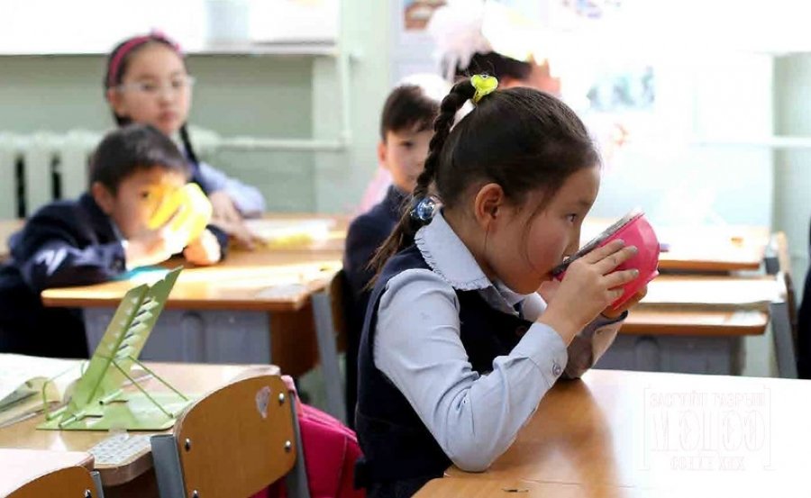 26 сургууль “Үдийн цай”-нд сурагчдад хөрсөн хоол өгсөн байна