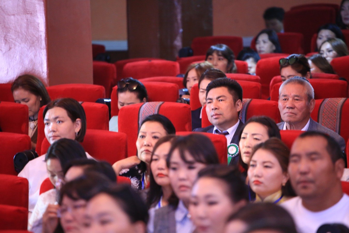 ӨМНӨГОВИЙН БАГШ СУРАГЧИД ЭЕШ-Д УЛСДАА НЭГДҮГЭЭР БАЙРТ ЭРЭМБЛЭГДСЭН АМЖИЛТААР ХИЧЭЭЛИЙН ШИНЭ ЖИЛЭЭ УГТАЖ БАЙНА