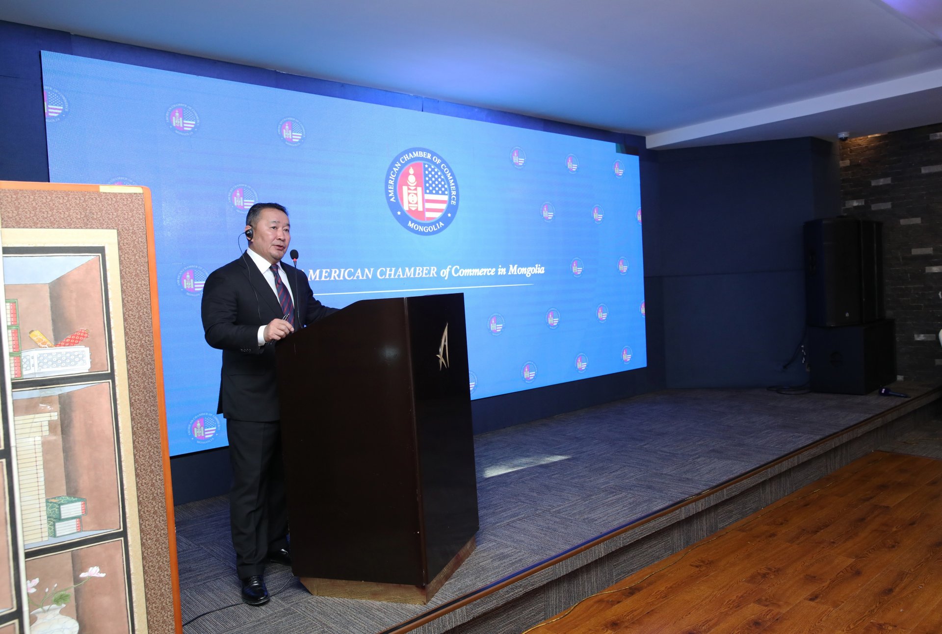 Монгол Улсын Ерөнхийлөгч Х.Баттулга АмЧам-ын уулзалтад оролцож, хөрөнгө оруулагчдын сонирхсон асуултад хариуллаа