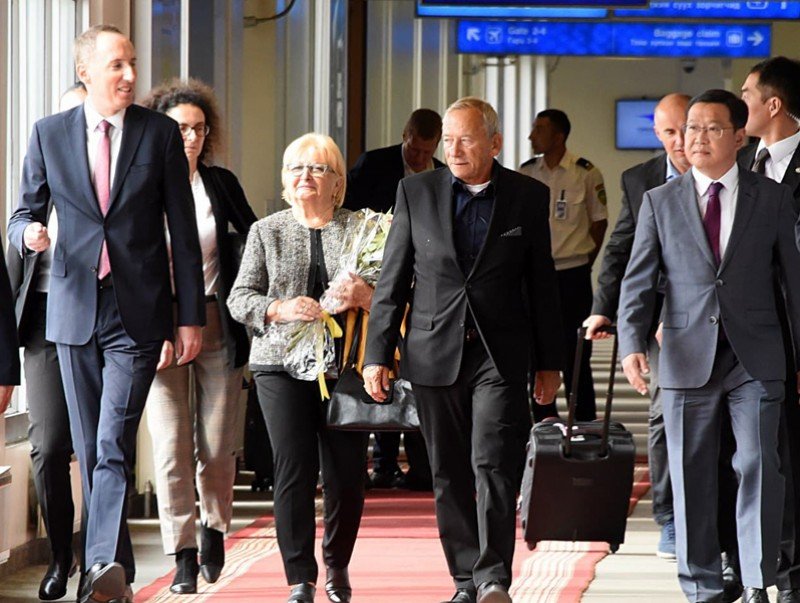 БНЧУ-ын Парламентын Сенатын танхимын Ерөнхийлөгч Ярослав Кубера тэргүүтэй төлөөлөгчид хүрэлцэн ирлээ