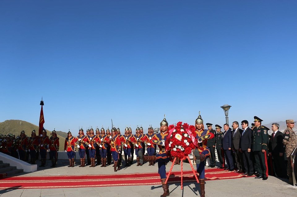 Зайсан толгой дахь дайчдын хөшөөнд цэцэг өргөж, хүндэтгэл үзүүллээ