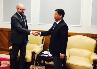 ЭРЧИМ ХҮЧНИЙ САЙД Ц.ДАВААСҮРЭН АЗИЙН ДЭД БҮТЦИЙН ХӨРӨНГӨ ОРУУЛАЛТЫН БАНКНЫ ТӨЛӨӨЛӨГЧДИЙГ ХҮЛЭЭН АВЧ УУЛЗЛАА