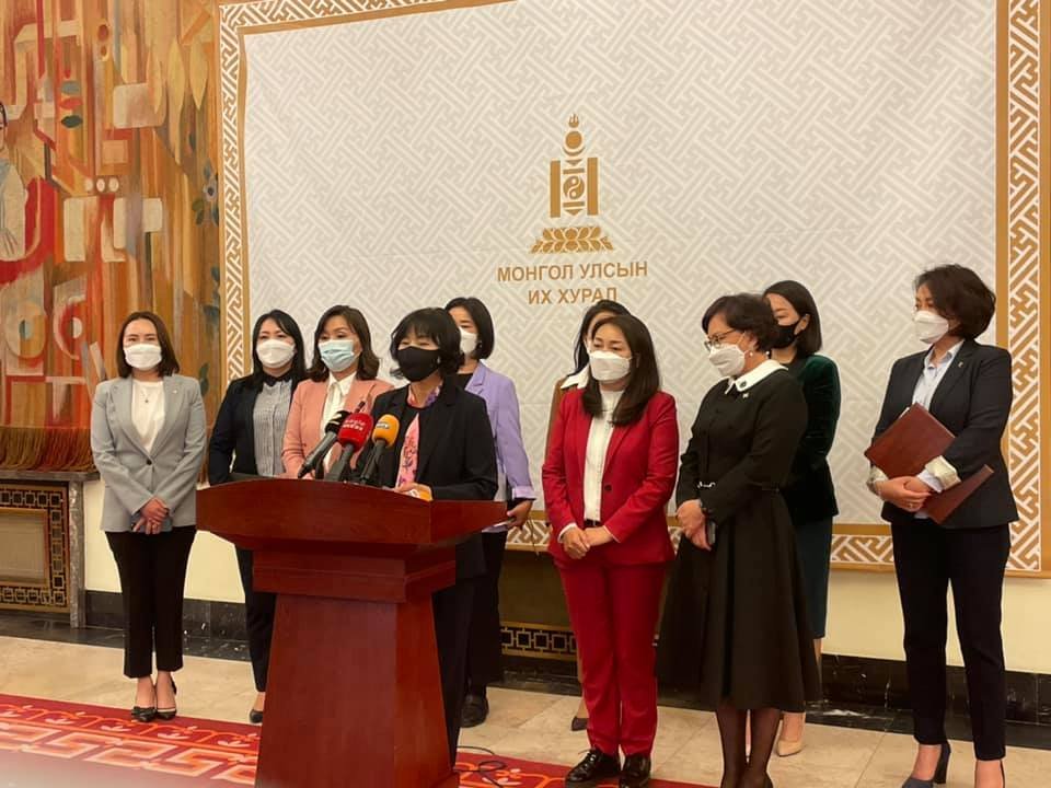 Эмэгтэй гишүүд цахим наадмыг хойшлуулах санал гаргажээ