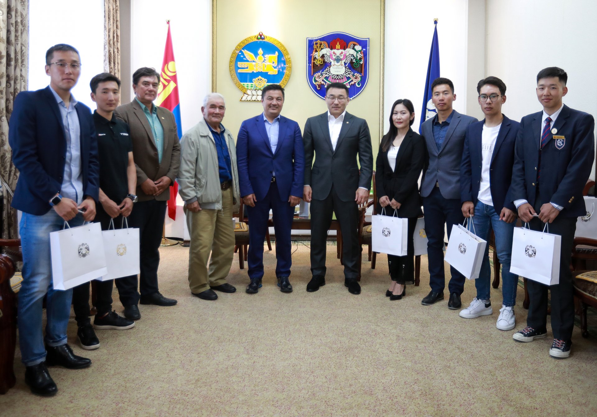 Хотын дарга Ази тивийн тэмцээнд амжилттай оролцсон дугуйн спортын тамирчдыг хүлээн авч, баяр хүргэлээ