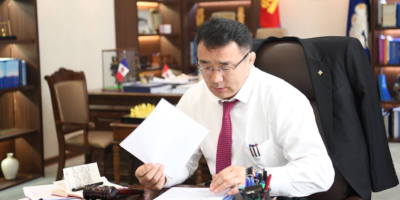 Хичээлийн хэрэгслийн үзэсгэлэн зохион байгуулж, тээврийн хэрэгслийг дугаарын тэгш, сондгойгоор хөдөлгөөнд оролцуулна