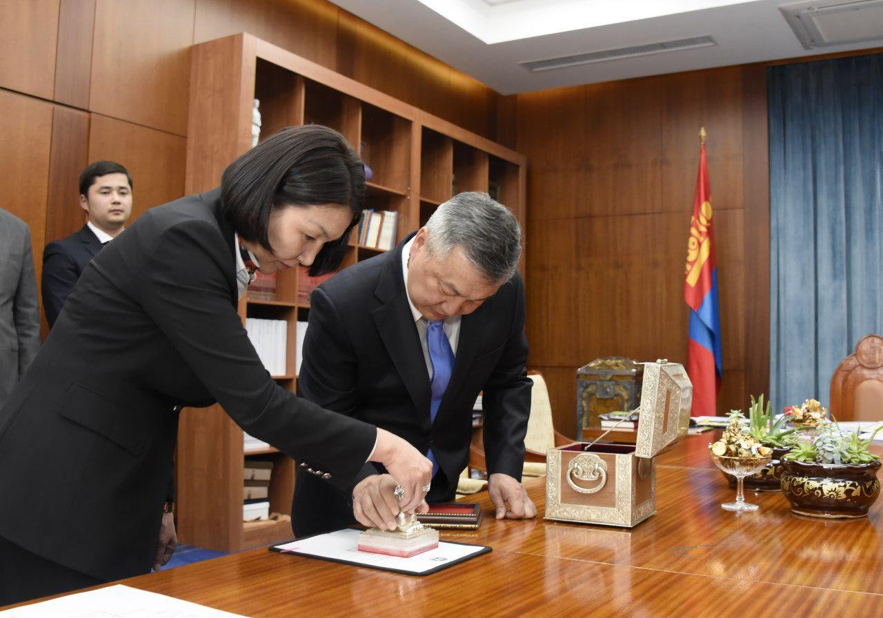 2018 онд батлагдсан Монгол Улсын хууль, тогтоолууд дээр Төрийн тамга дарлаа