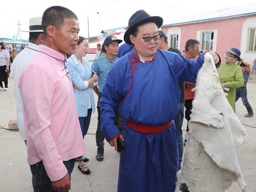Залуучууд хөдөлмөрлөж чадвал сумандаа сайхан амьдрах боломж байна гэв