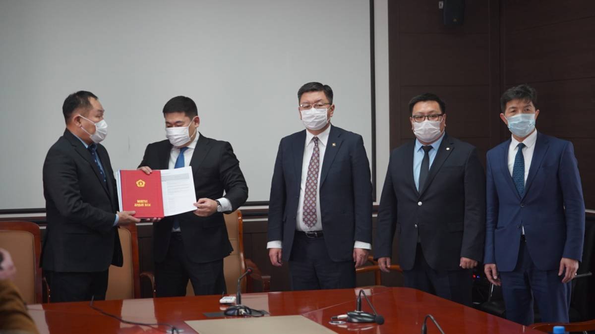 Монгол Ардын Нам сонгуулийн мөрийн хөтөлбөрөө Үндэсний аудитын газарт хүргүүллээ