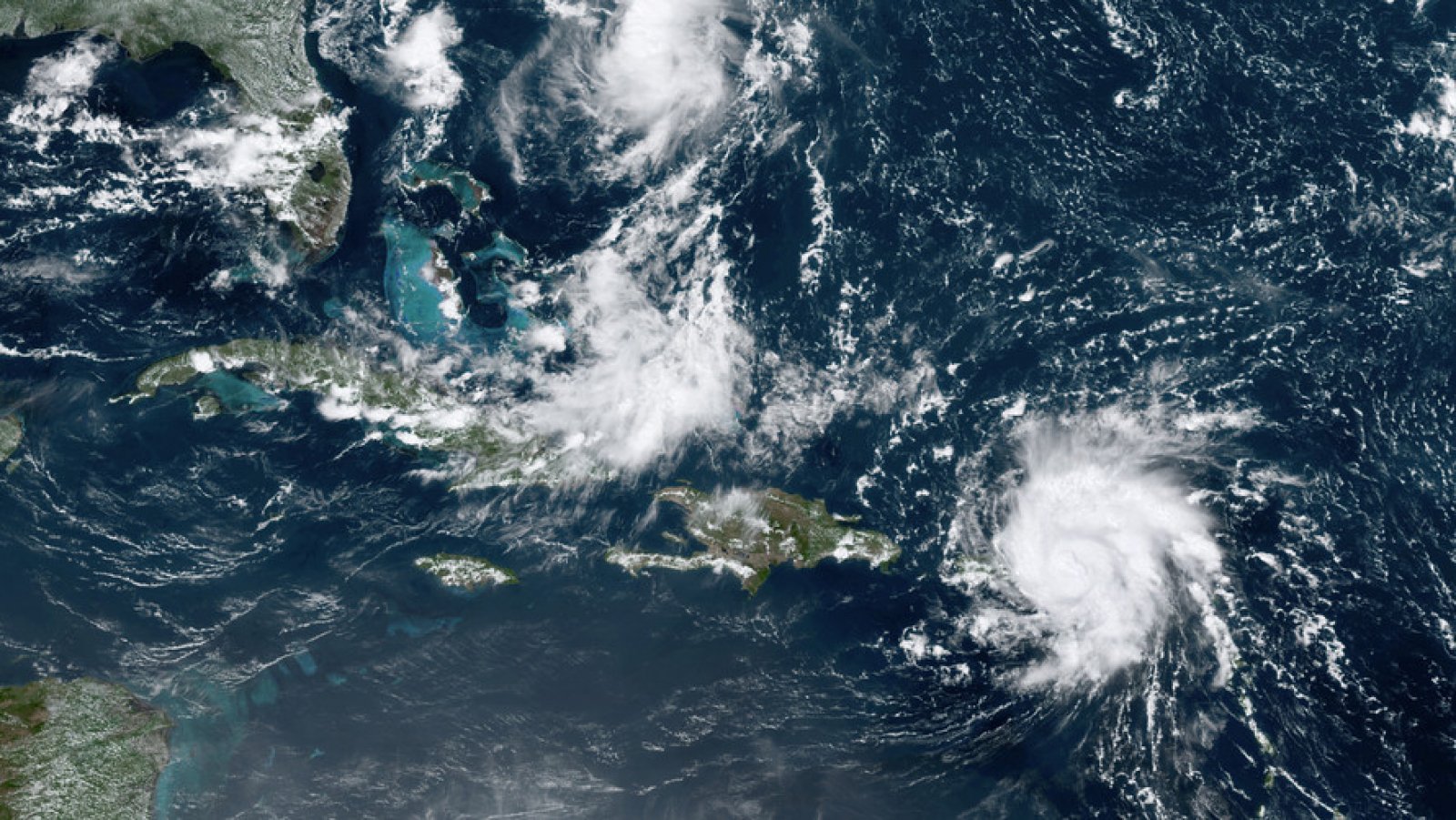 Дориан далайн хар шуурга ихээхэн хохирол дагуулж байна