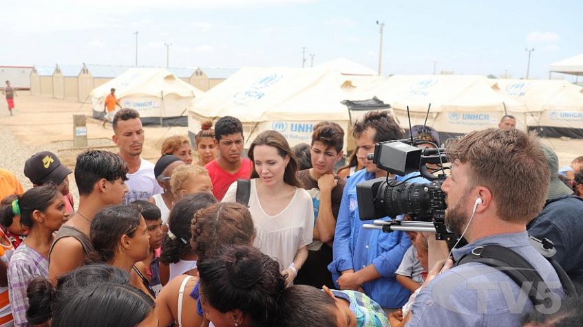 Жүжигчин Анжелина Жоли Колумбид ажиллаа