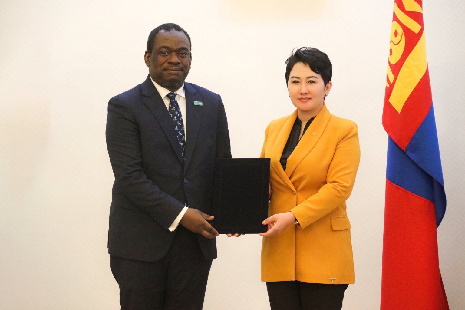 НҮБ-ЫН ХҮҮХДИЙН САНГИЙН СУУРИН ТӨЛӨӨЛӨГЧ НОЁН ЭВАРИСТ КУАССИ-КОМЛАН ИТГЭМЖЛЭХ ЗАХИДЛАА ГАРДУУЛАВ