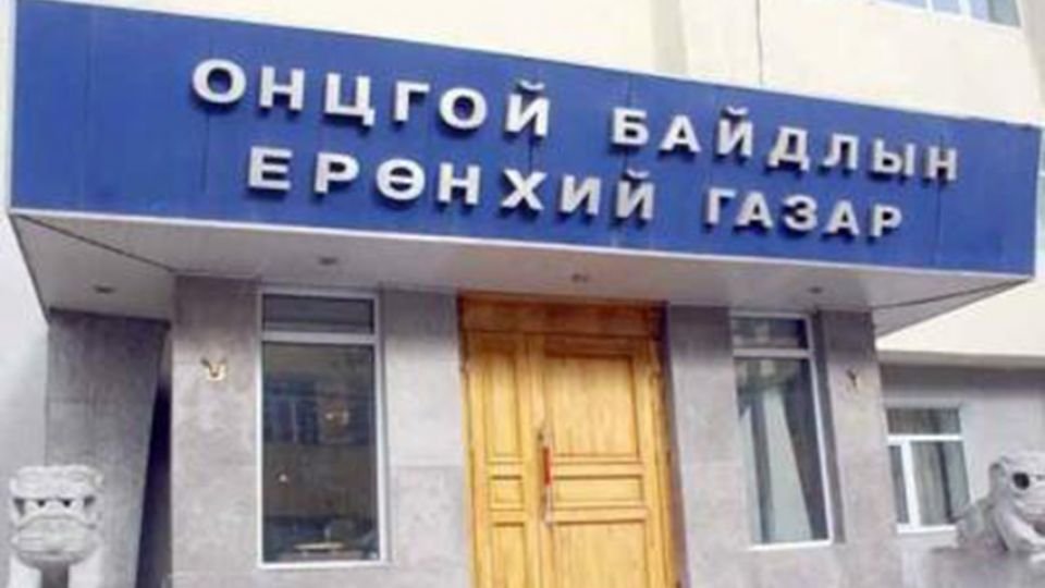 Шатахуун тээвэрлэж явсан ачааны автомашин онхолдож, хоёр хүн нас баржээ