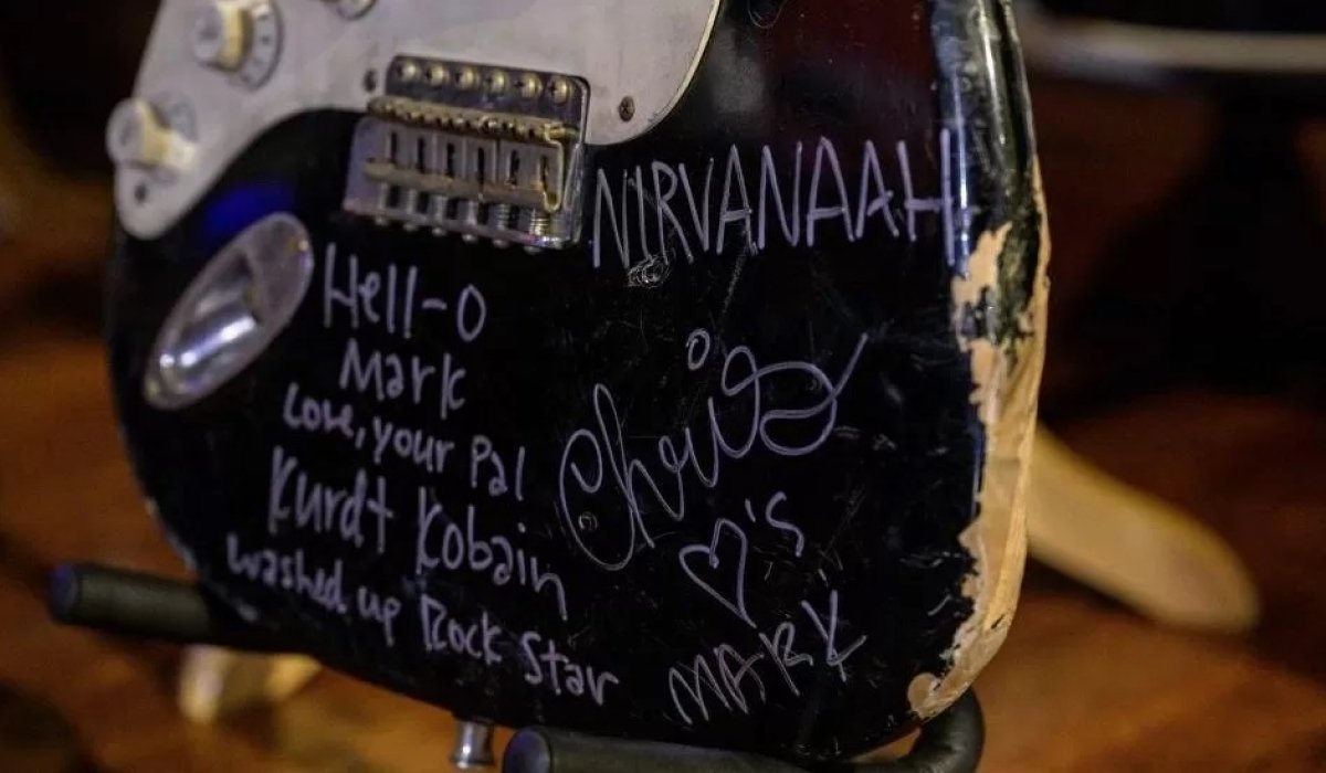 Курт Кобейны эвдсэн гитар 600,000 ам.долларын үнэ хүрчээ