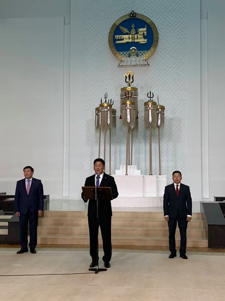 Дэлхийд эх орноо төлөөлөх залуус Төрийн далбаагаа гардлаа