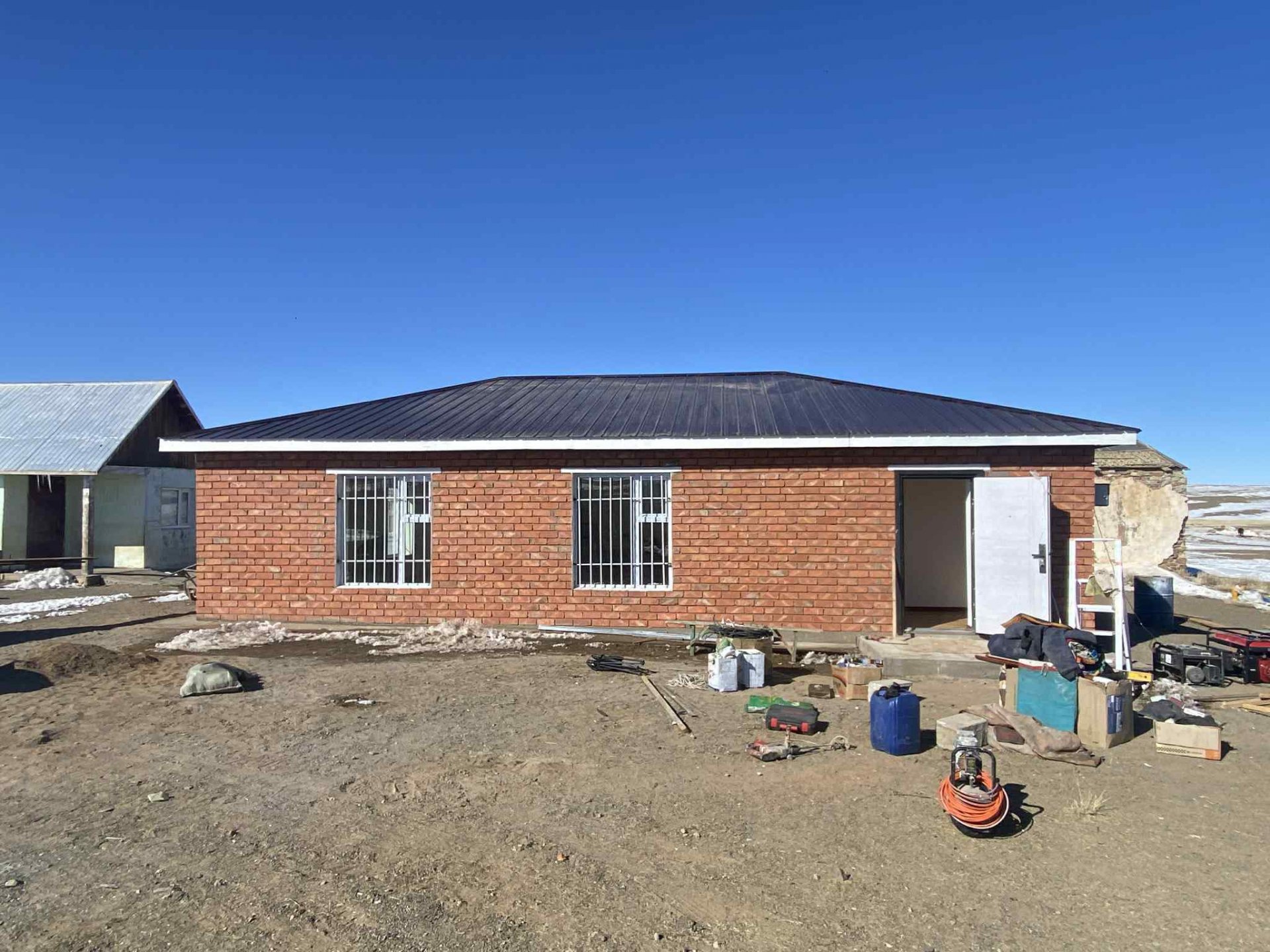 4 ДҮГЭЭР БАГИЙН ТӨВИЙН БАРИЛГЫГ ХҮЛЭЭН АВЛАА.