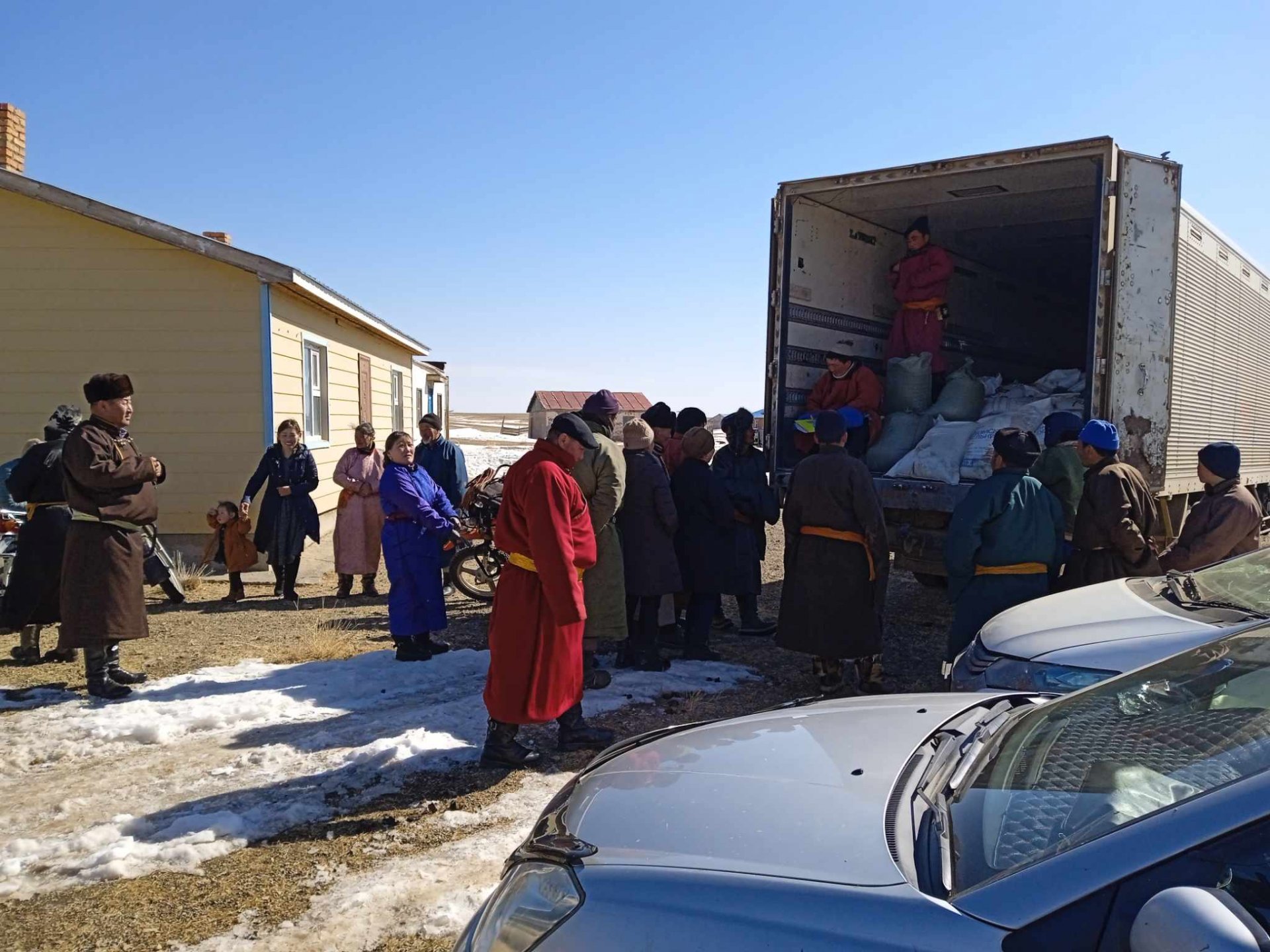 Монгол Улсын Засгын газраас өвөлжилт, хаваржилт хүндэрсэн сумдын малчдад олгож буй тусламж, дэмжлэг