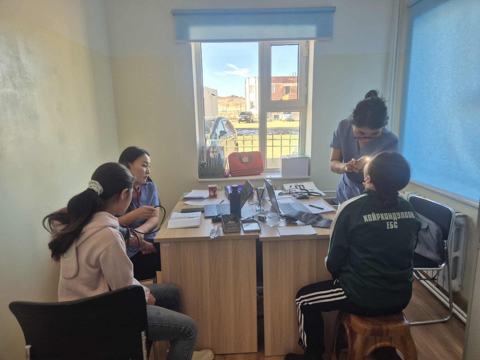 Оюутан сурагчидын эрүүл мэндийг дэмжих сарын хүрээнд 9-12 ангийн сурагчидыг урьдчилан сэргийлэх үзлэг, шинжилгээнд хамрууллаа