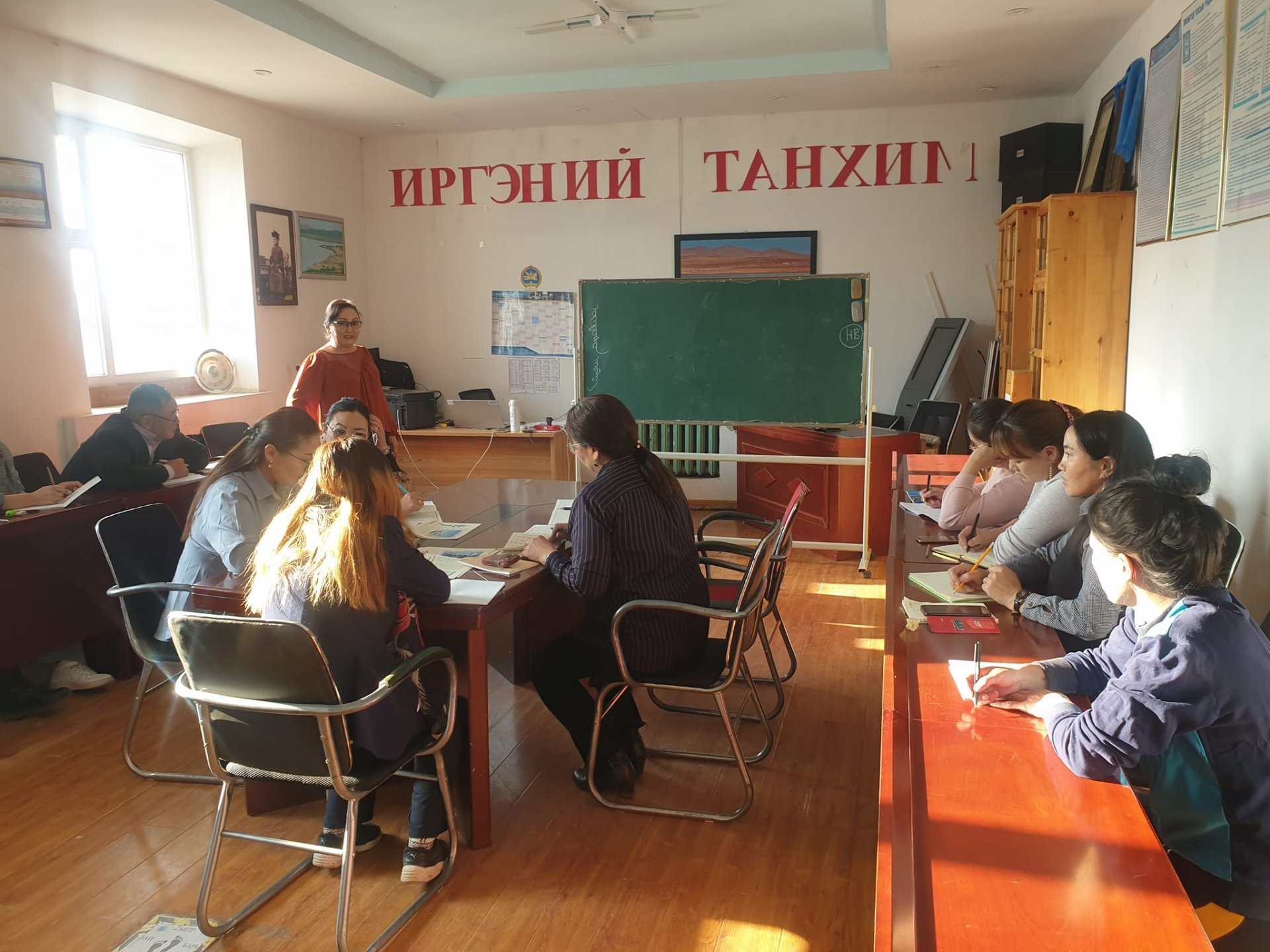 Төрийн албан хаагчид Монгол бичгийн хичээлд хамрагдаж байна