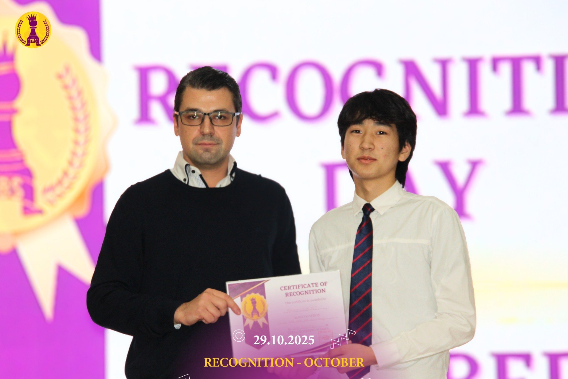 Аравдугаар САРЫН ХИЧЭЭЛ ЗҮТГЭЛИЙН ЭЗЭД БАТЛАМЖАА гардлаа