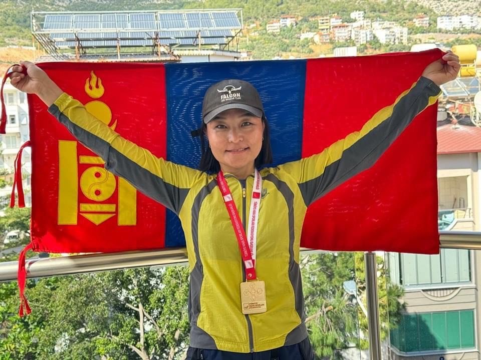 Дэлхийн агаарын спортын CAT-2 ангиллын тэмцээнээс Монгол улсын Анхны алтан медалийг эмэгтэй ангилалд Falcon клубийн тамирчин нисгэгч Б.Болормаа хүртлээ.
