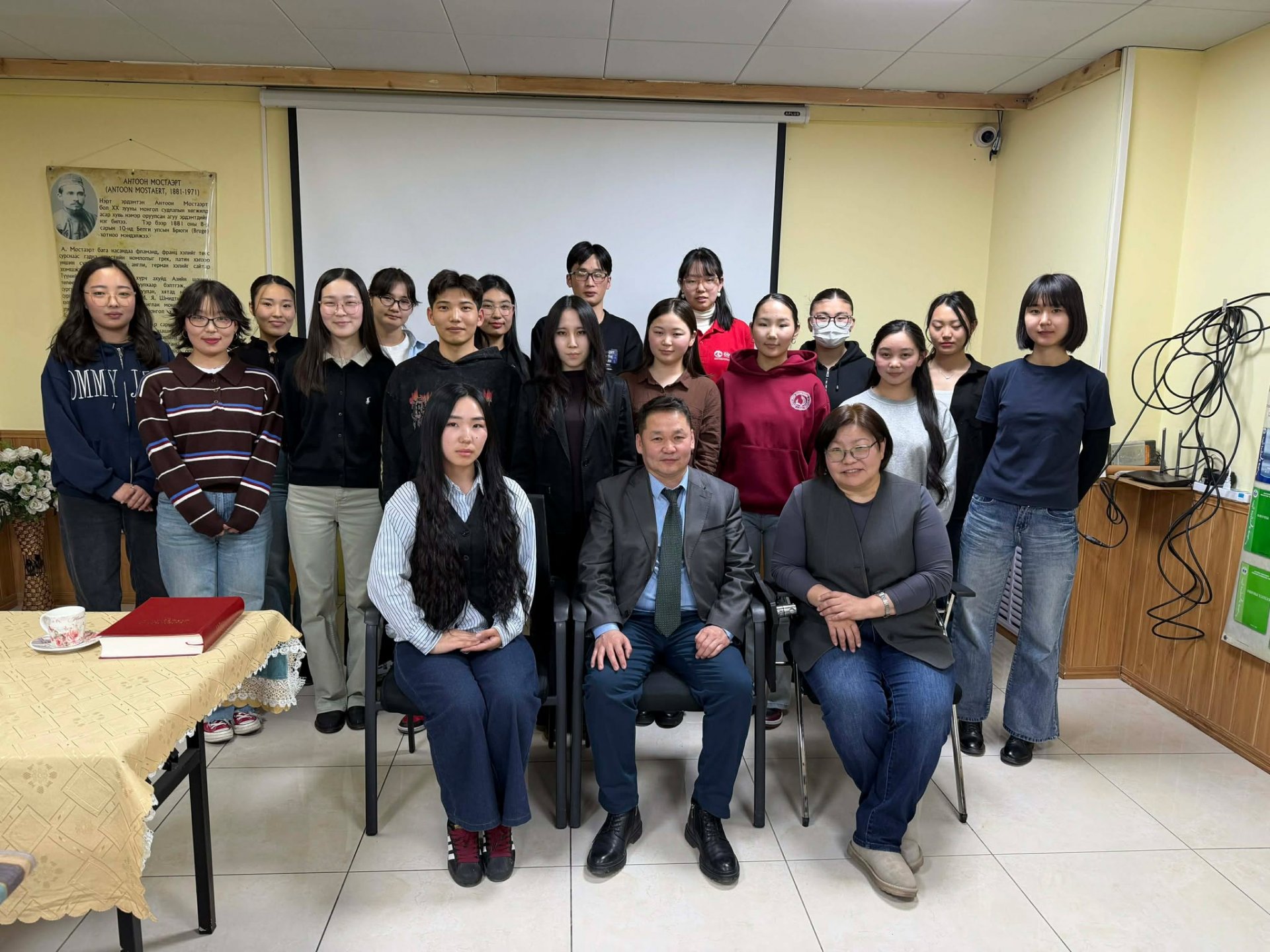 ШУА-ИЙН ХЗХ-ИЙН ЗАХИРАЛ, ДОКТОР, ДЭД ПРОФЕССОР О. ШИНЭБАЯР   “ХЭЛНИЙ НЭГЖҮҮДИЙН УТГЫН СУДАЛГАА” СЭДВЭЭР ЛЕКЦ УНШЛАА