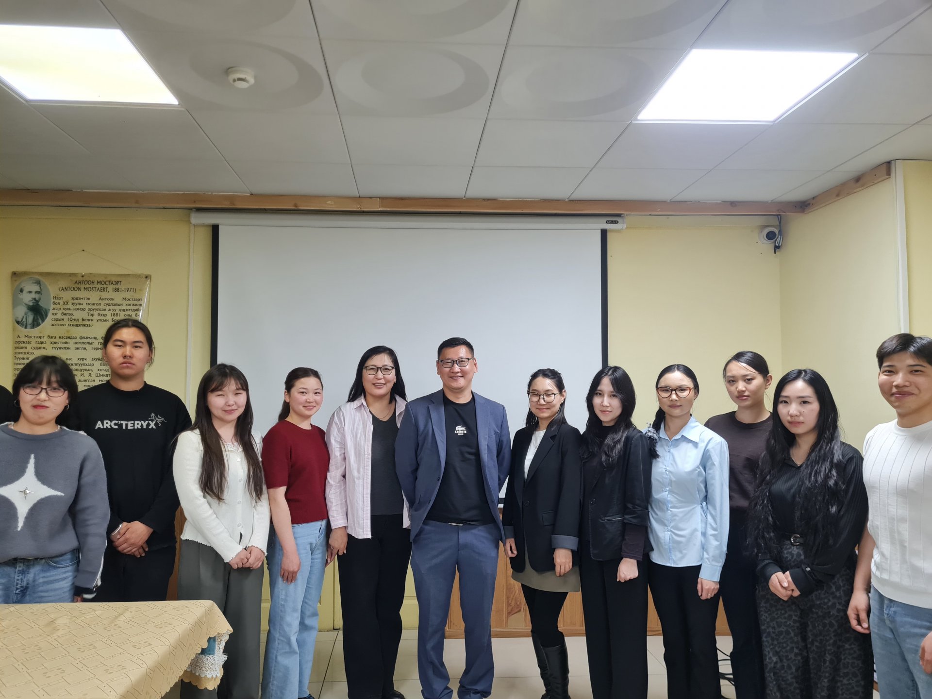 УТГА ЗОХИОЛЫН ЧИГЛЭЛЭЭР СУРАЛЦДАГ ОЮУТАН СУДЛААЧИД ТАЙЛАНГАА ХЭЛЭЛЦҮҮЛЛЭЭ. 