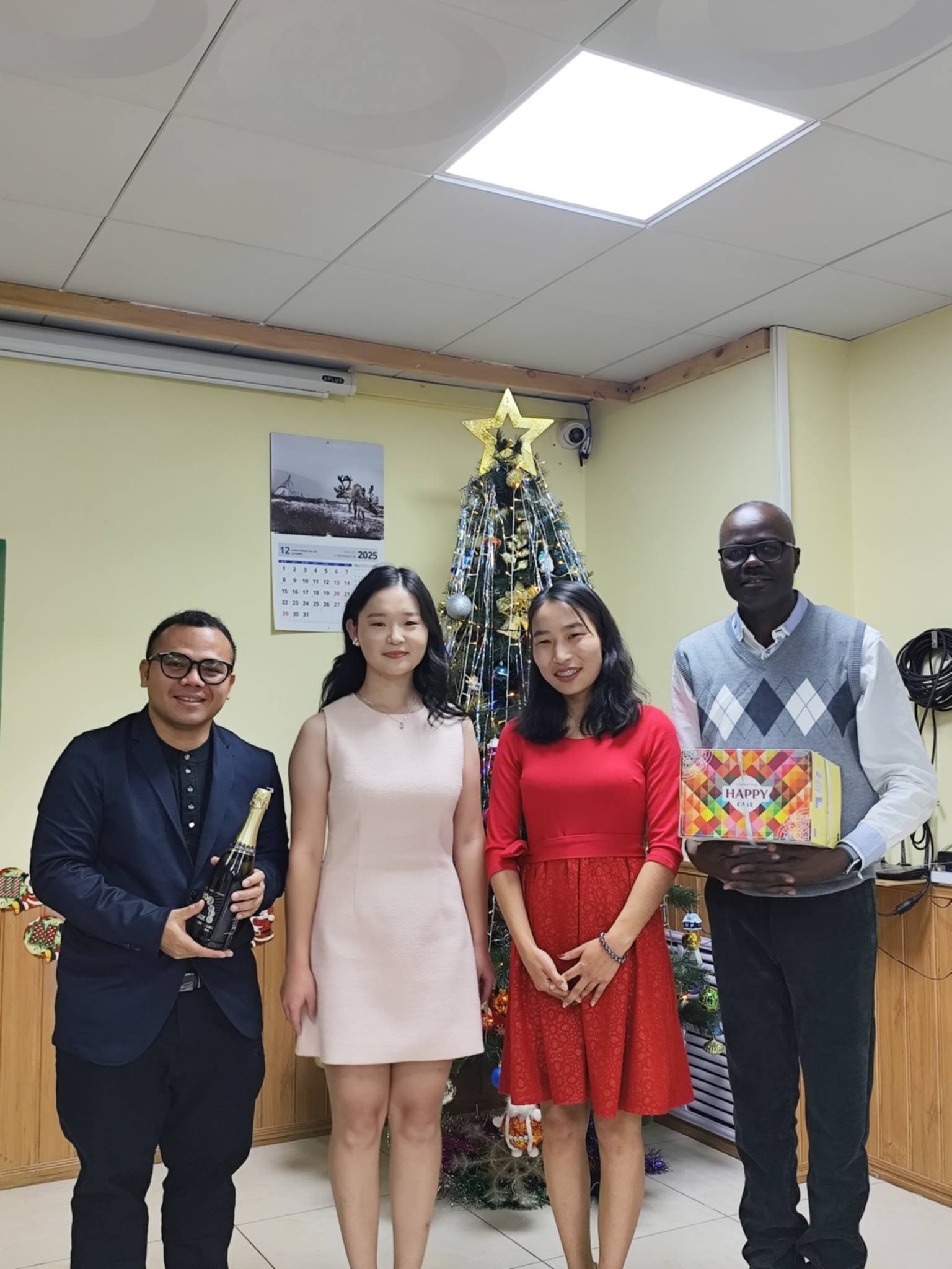 ОЮУТАН СУДЛААЧИД ШИНЭ ЖИЛИЙН БАЯРАА ТЭМДЭГЛЭВ.