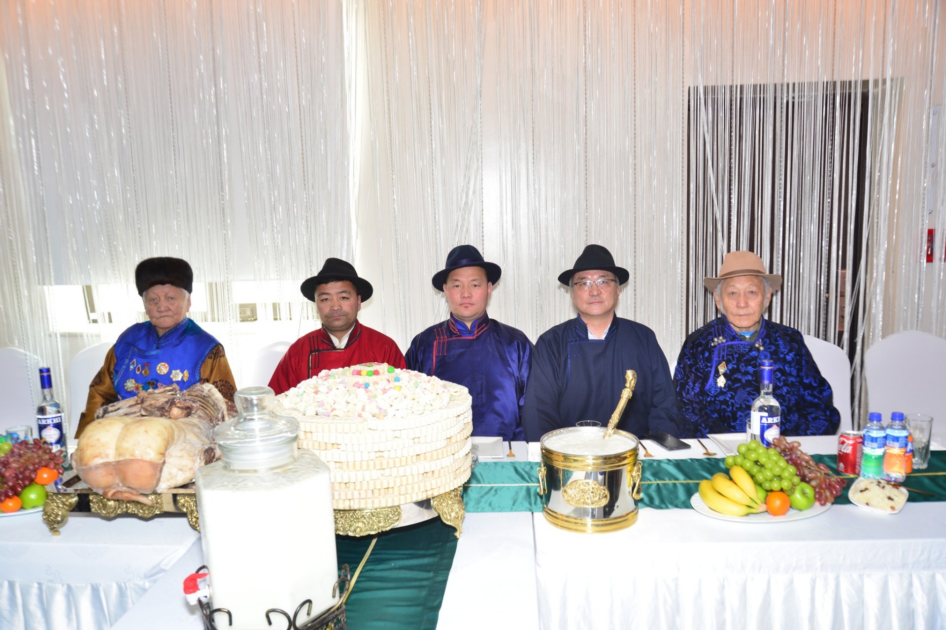 Улаанбаатар хотод амьдран суугаа Эрдэнэцогт нутгийнхны сар шинийн золголт