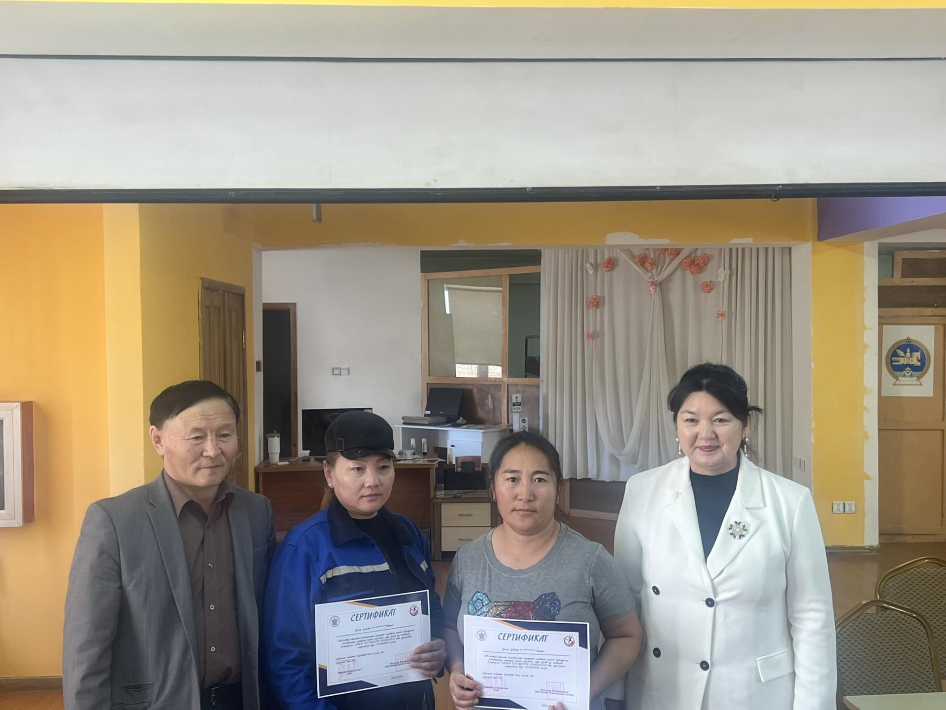 БОЛОВСРОЛЫН САЛБАРЫН АЖИЛЧИД ЧАДАМЖИЙН СУРГАЛТАД ХАМРАГДАЖ ГЭРЧИЛГЭЭ АВЛАА.