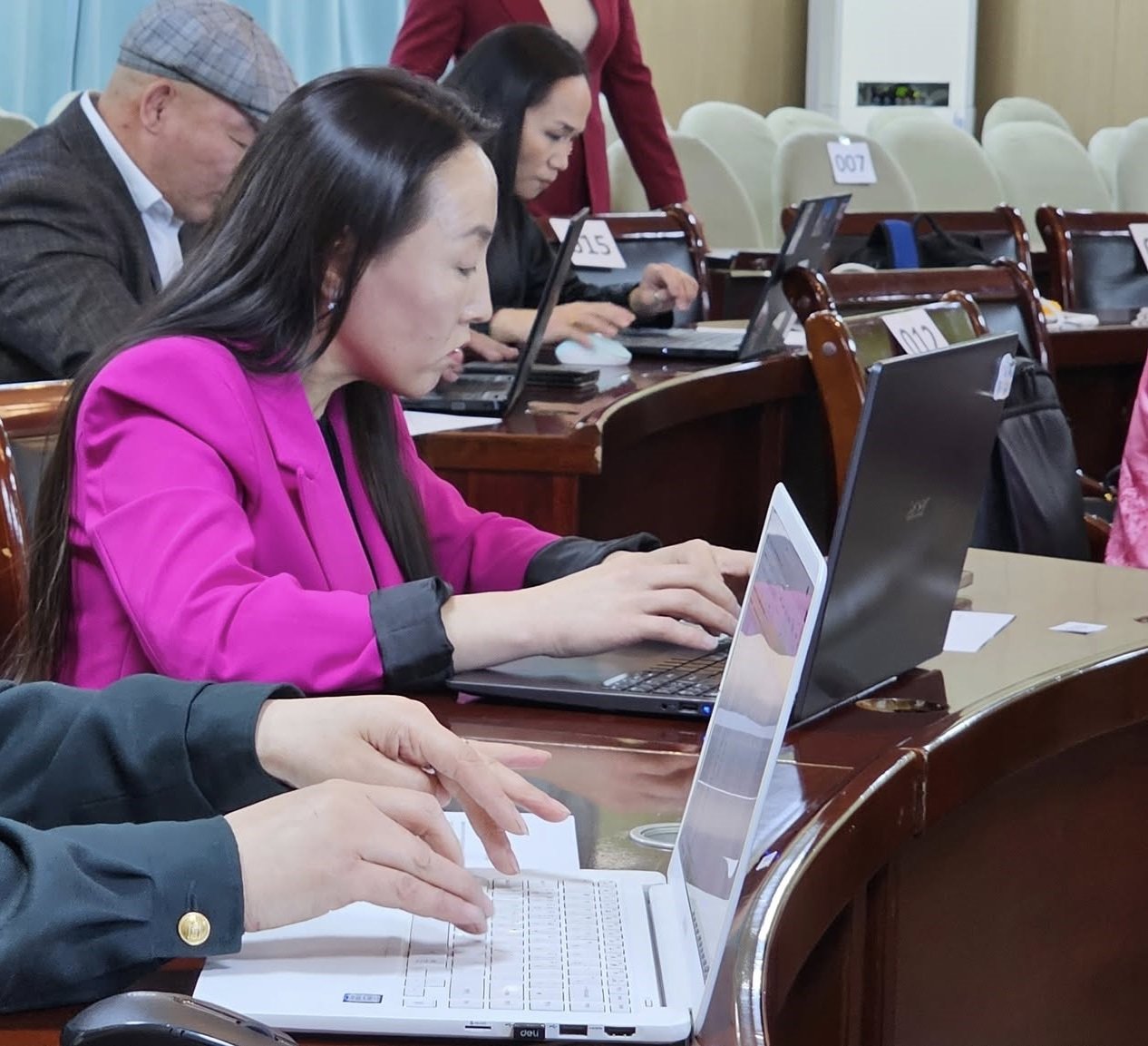 Говь-Алтай Мэргэжлийн Боловсролын сургуулийн багш Э.Гэрэлтуяадаа халуун баяр хүргэе ээ.