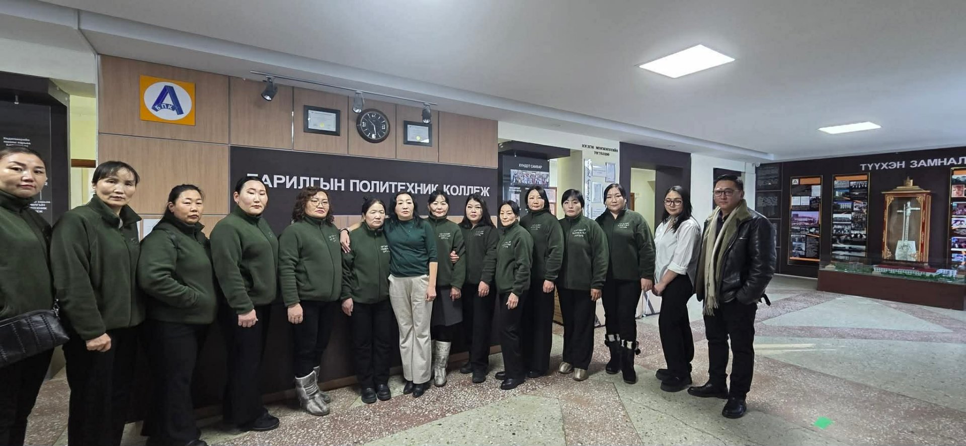 ГОВЬ-АЛТАЙ АЙМАГ ДАХЬ МЭРГЭЖЛИЙН БОЛОВСРОЛЫН СУРГУУЛИЙН БАГШ, АЖИЛТНУУДЫН ТӨЛӨӨЛӨЛ БАРИЛГЫН ПОЛИТЕХНИК КОЛЛЕЖИД ЗОЧИЛЛОО. 