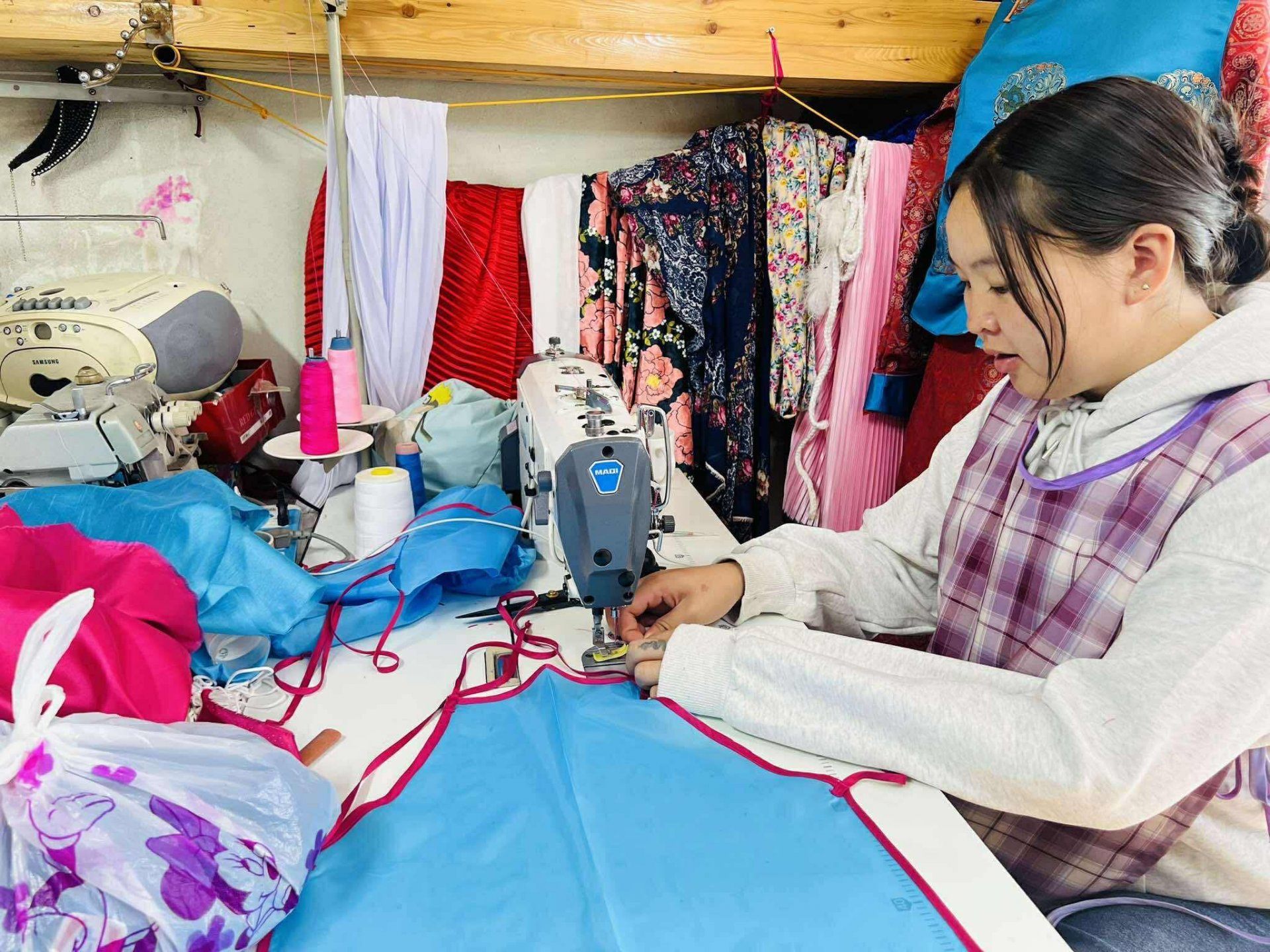 Оёмол бүтээгдэхүүний үйлдвэрлэлийн мэргэжлийн II ба III ангийн суралцагчид маань үйлдвэрлэлийн дадлага