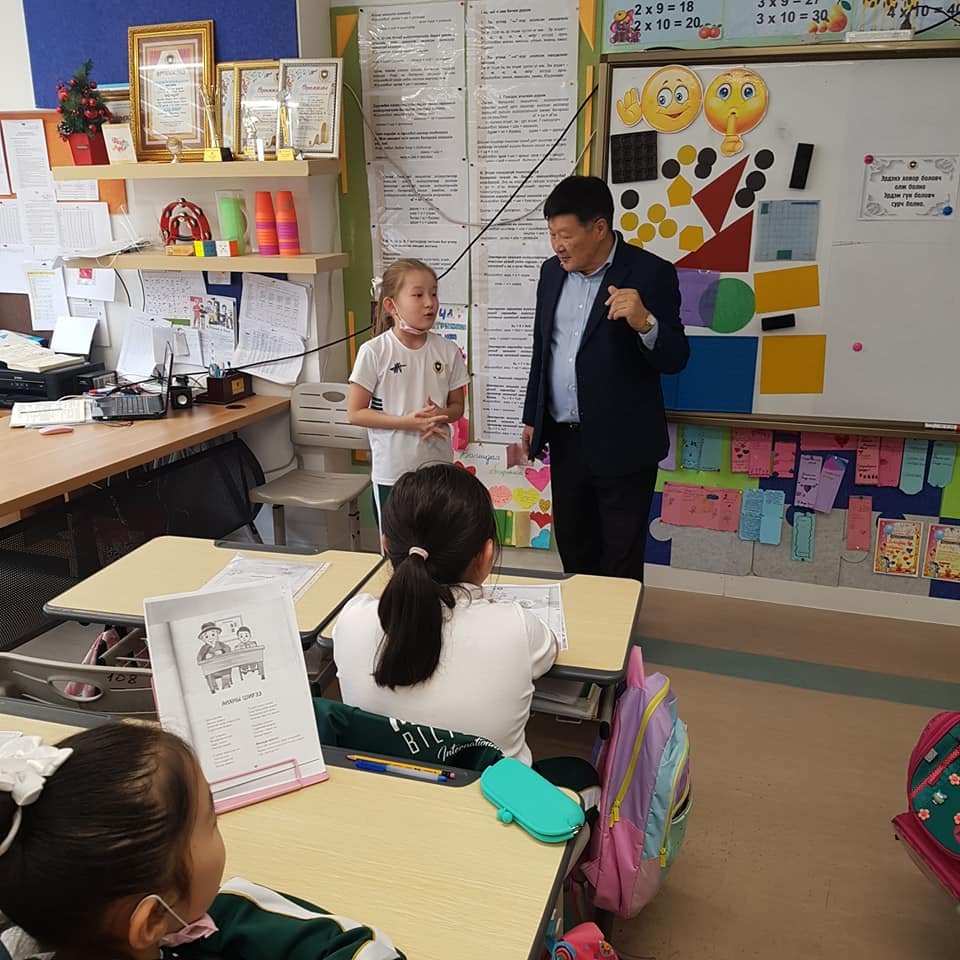 “Монгол билиг оюун” сургуулийн бага ангийн сурагчдын урилгаар бяцхан уншигч нартайгаа уулзалт хийлээ.