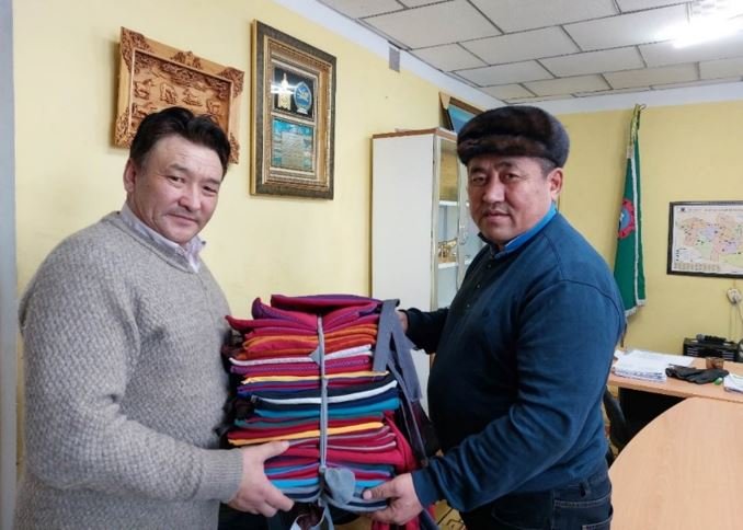 The member herders of Mongolian National Federation of Pasture User Groups (MNFPUG) received a donation from Terre De Cashmere
