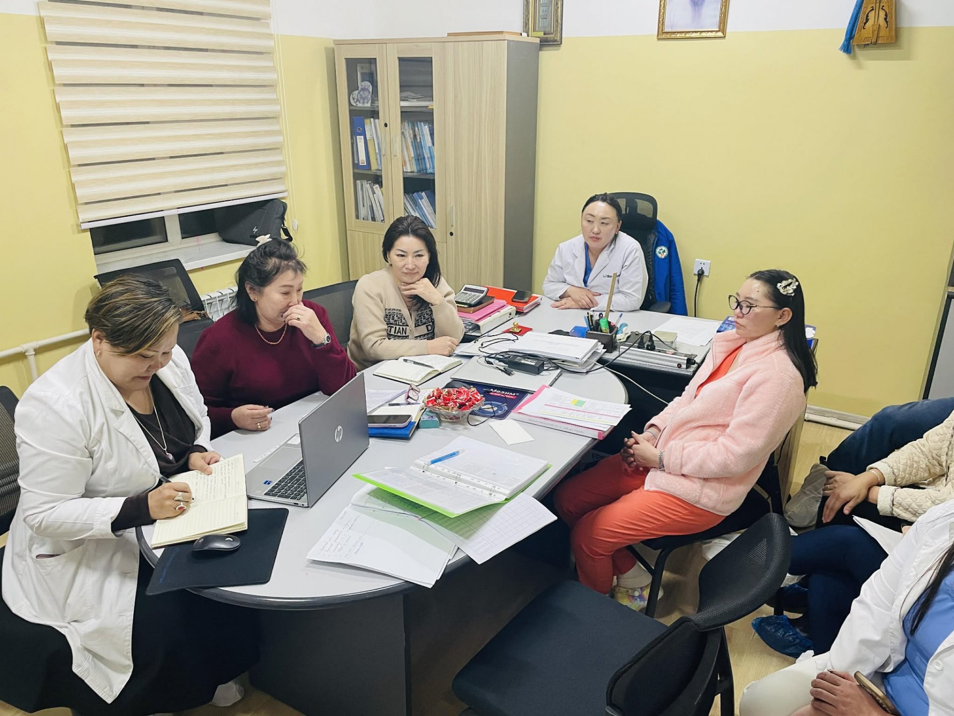 БАЯНГОЛ СУМЫН ЭРҮҮЛ МЭНДИЙН ТӨВД АЖИЛЛАЖ БАЙНА.