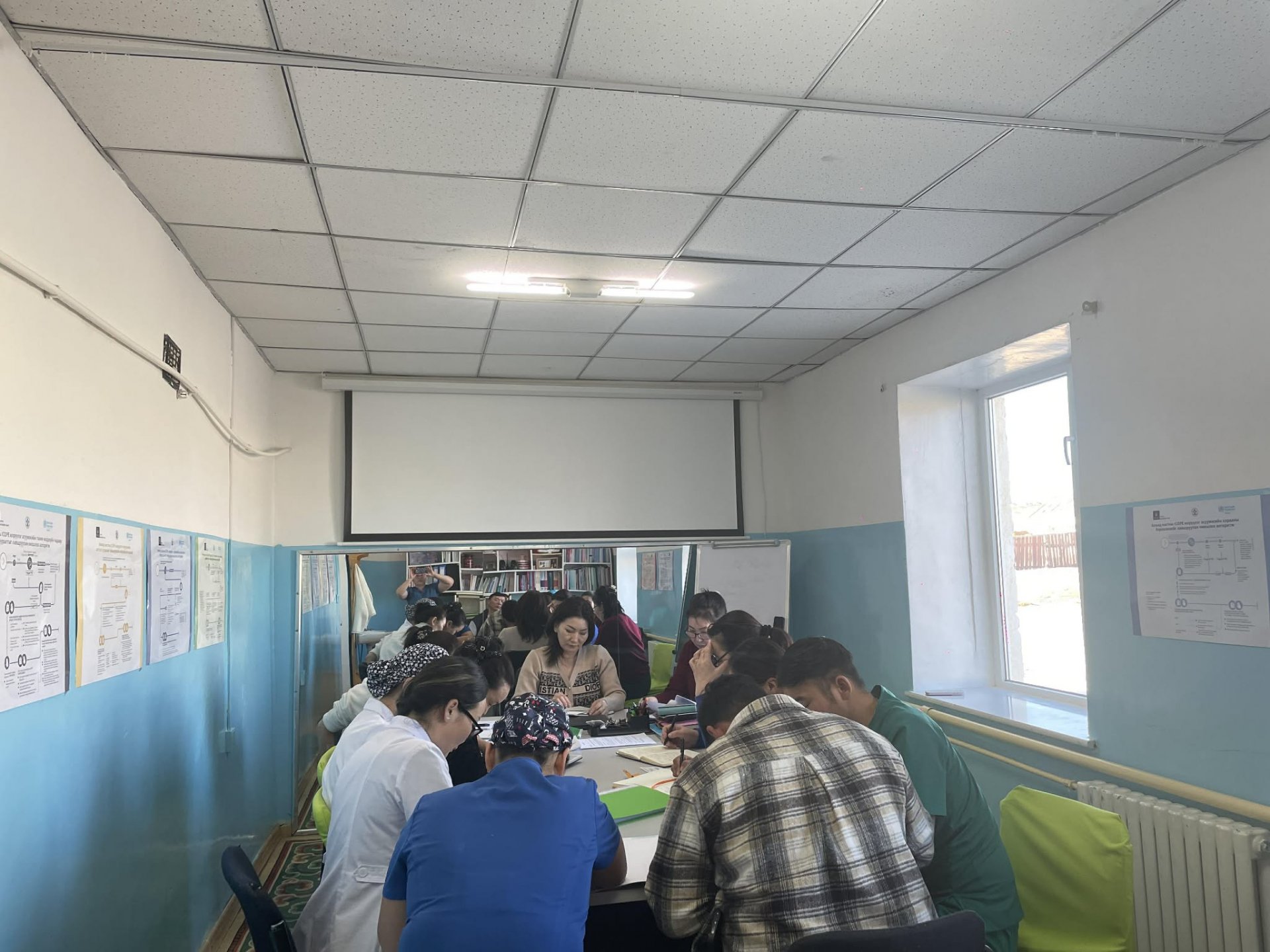 САНТ СУМЫН ЭРҮҮЛ МЭНДИЙН ТӨВД АЖИЛЛАЖ БАЙНА.