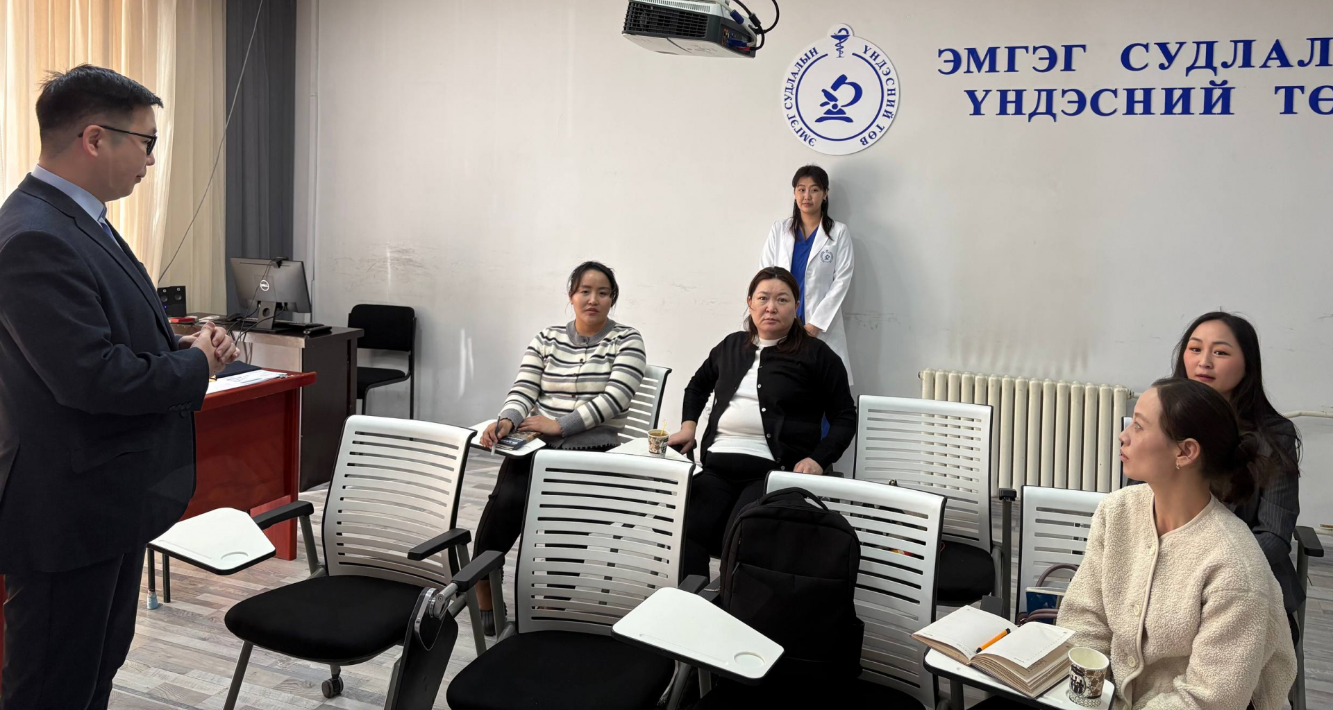 Дүүрэг, орон нутгийн эсийн эмгэг судлаач эмч, эс судлаач нарт зориулсан богино хугацааны давтан сургалт амжилттай болж өнгөрлөө.