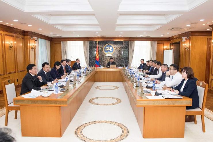 Багш, болон тэдгээрээс бага цалинтай төрийн албан хаагчдын цалинг нэмнэ